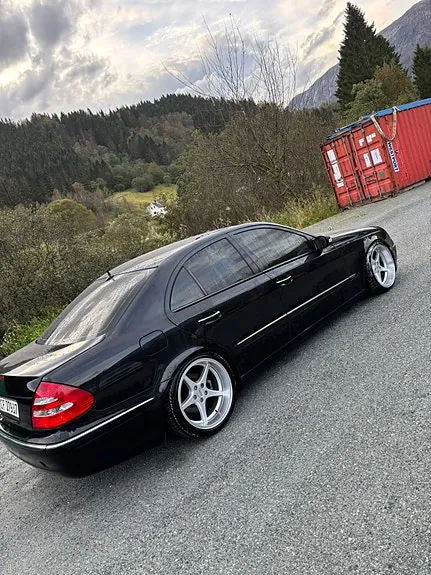 Mercedes-Benz E220 D 2003 photo 3