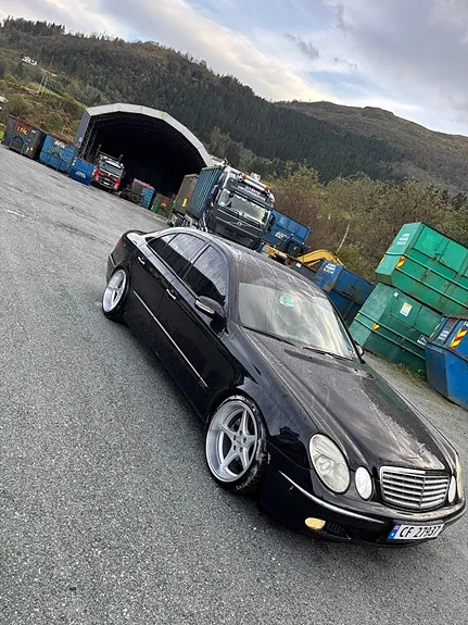 Mercedes-Benz E220 D 2003 photo 2