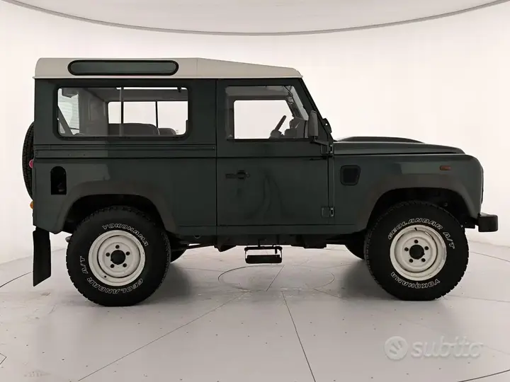 Land Rover Defender 2009 photo 3