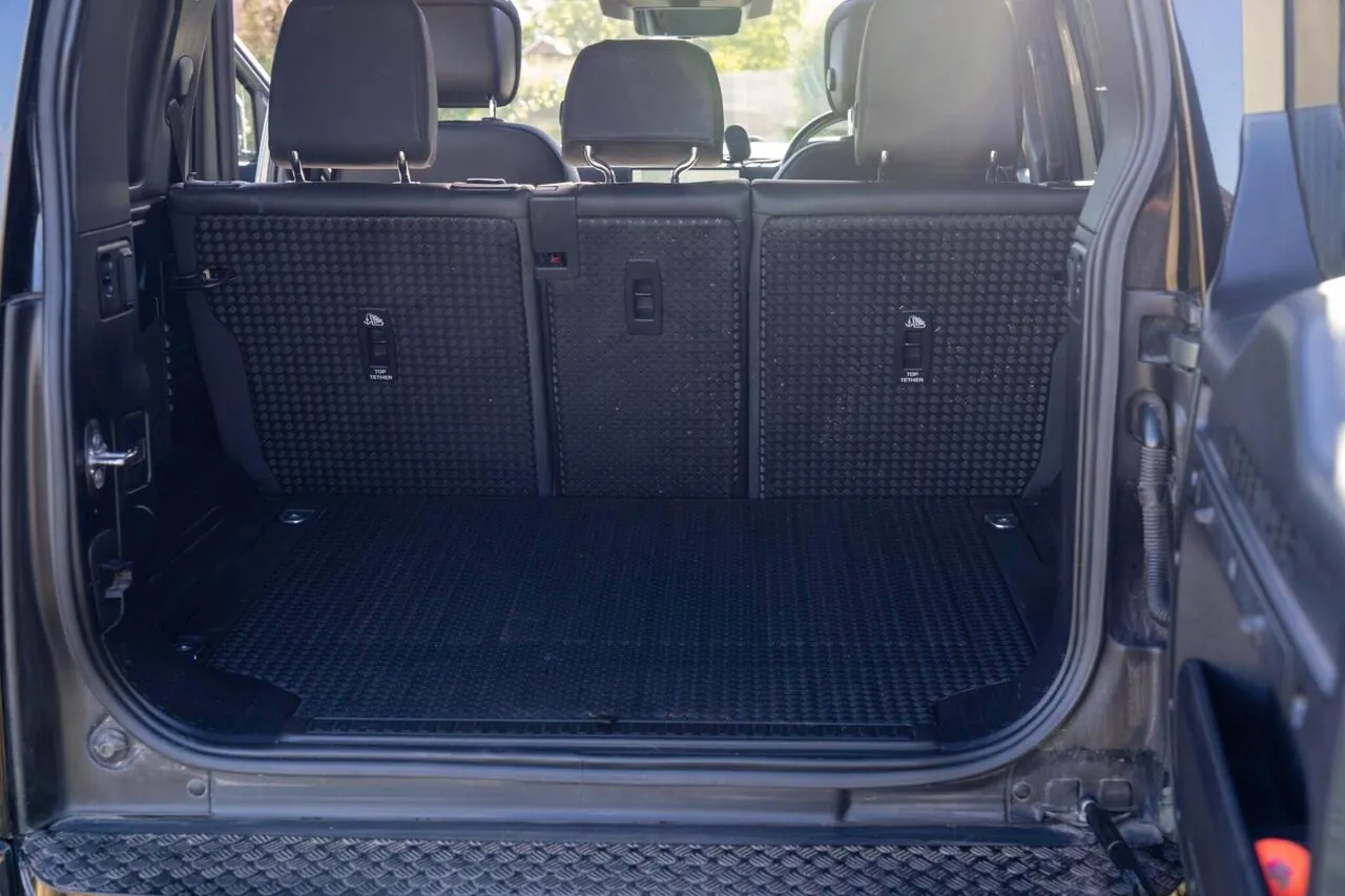 Land Rover Defender 110 2023 photo 5
