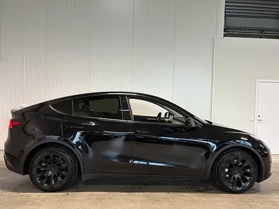 Tesla Model Y 2023 photo 2