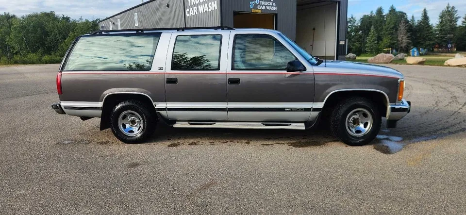 GMC Suburban 1993 photo 2