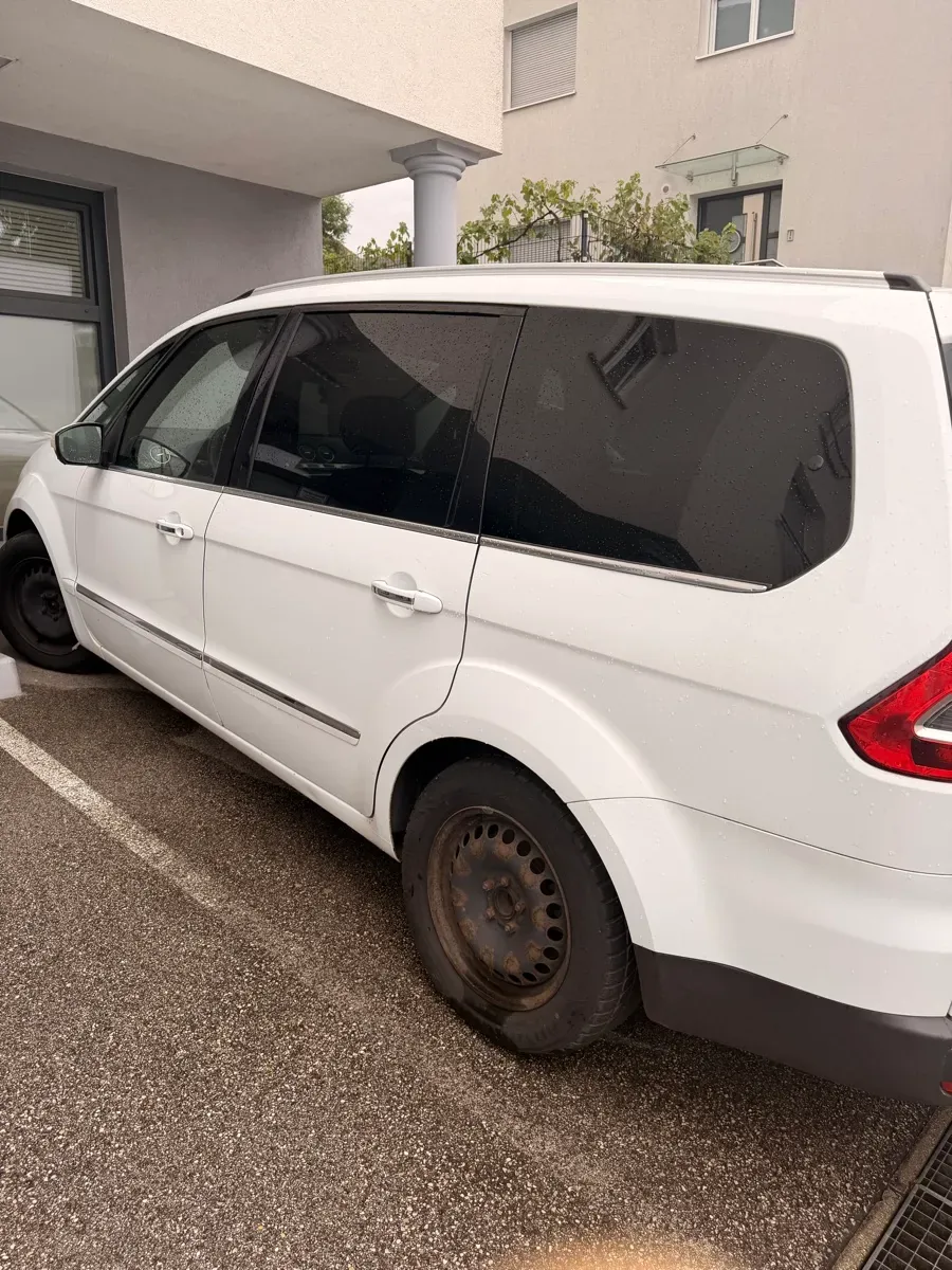 Ford Galaxy 2011 photo 2