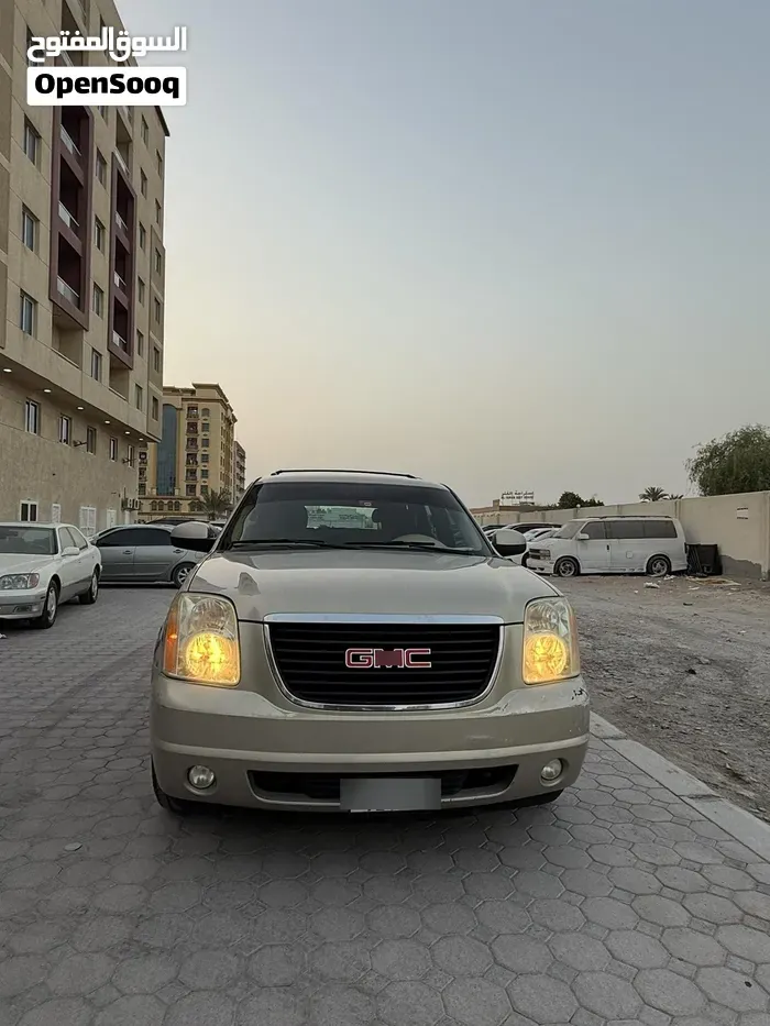 GMC Yukon 2010 photo 2
