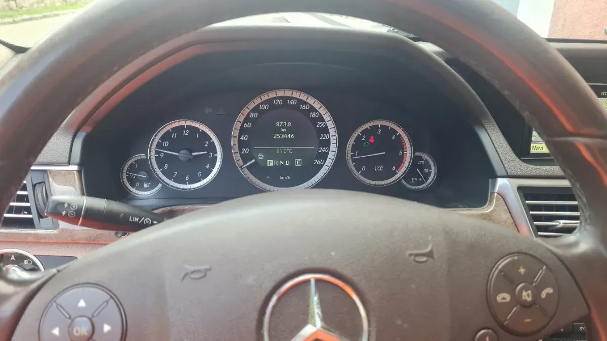 Mercedes-Benz E-Class 2011 photo 2