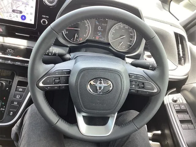 Toyota Voxy 2023 photo 3