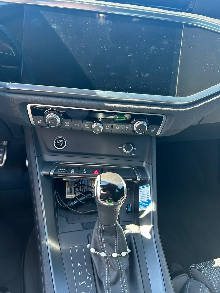 Audi Q3 2021 photo 2