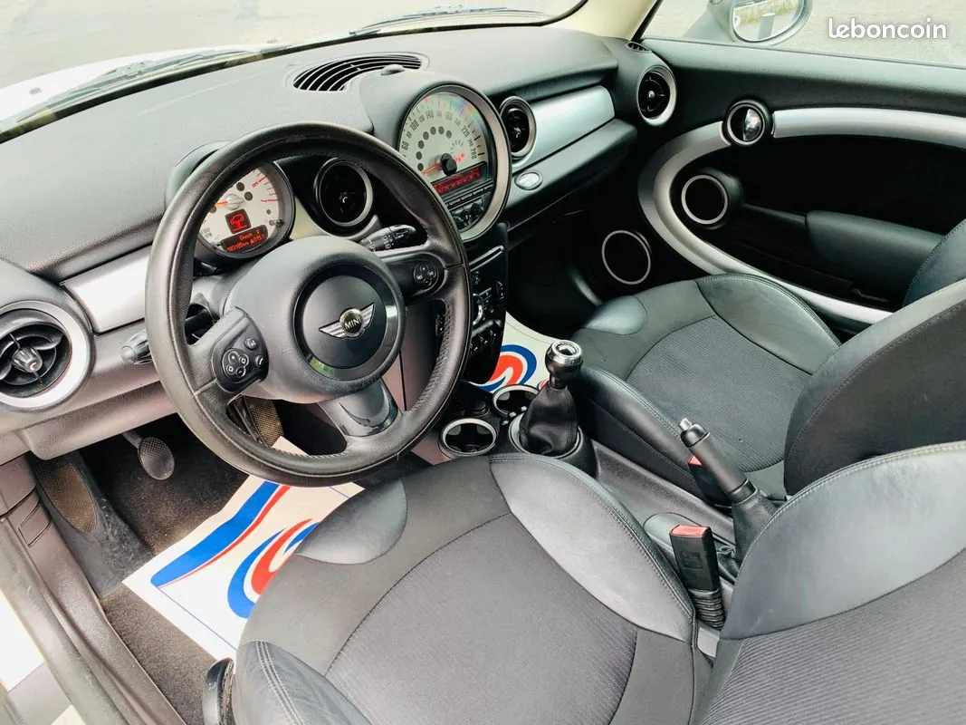 Mini Cooper R56 2010 photo 3