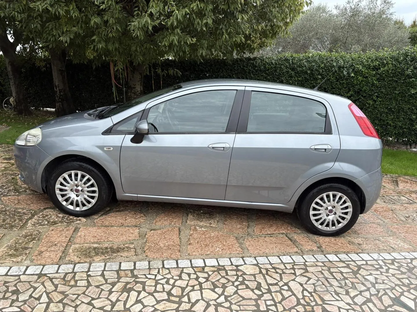 Fiat Grande Punto 2009 photo 2