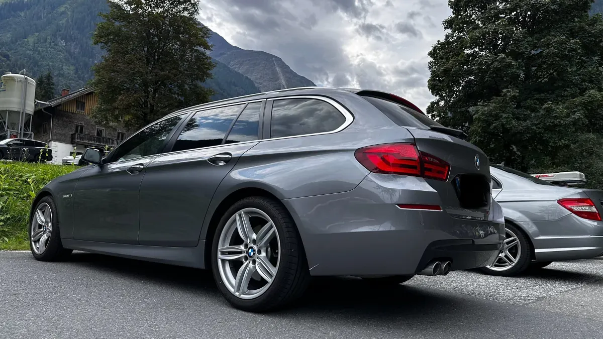 BMW 5 Series 2011 photo 2