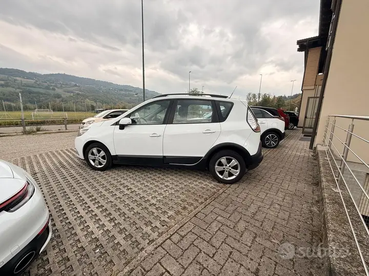 Renault Scenic 2013 photo 2