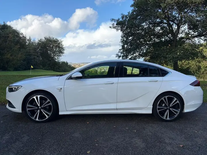 Vauxhall Insignia 2018 photo 2