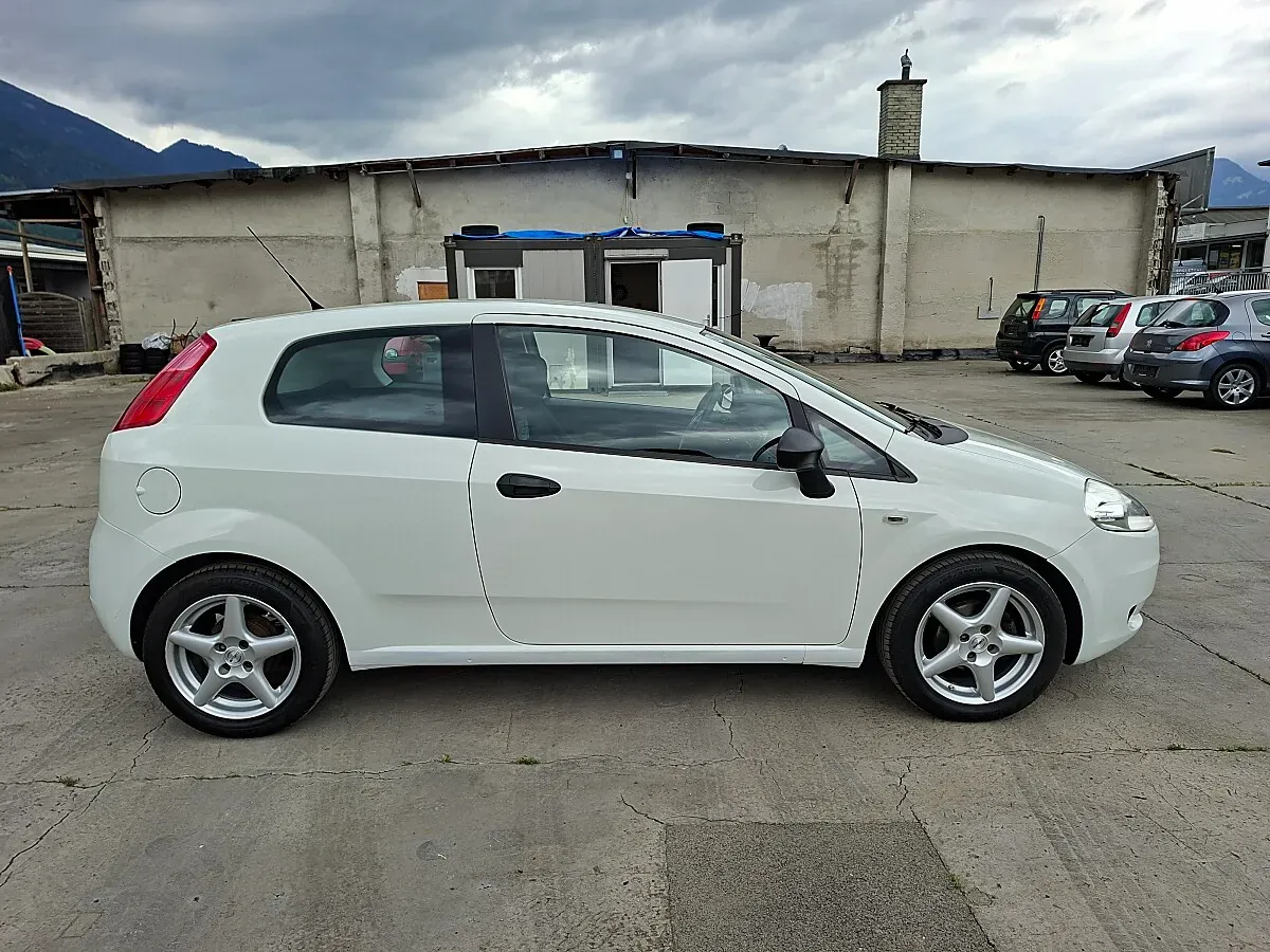Fiat Punto 2009 photo 2