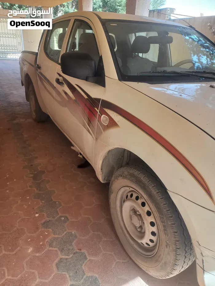 Mitsubishi L200 2010 photo 2