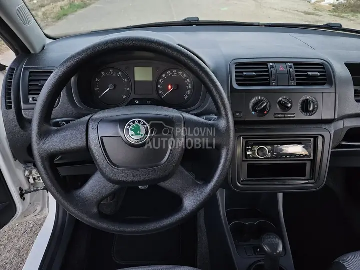 Skoda Fabia 2012 photo 2