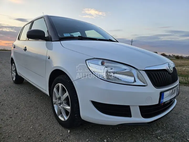 Skoda Fabia 2012 photo 3