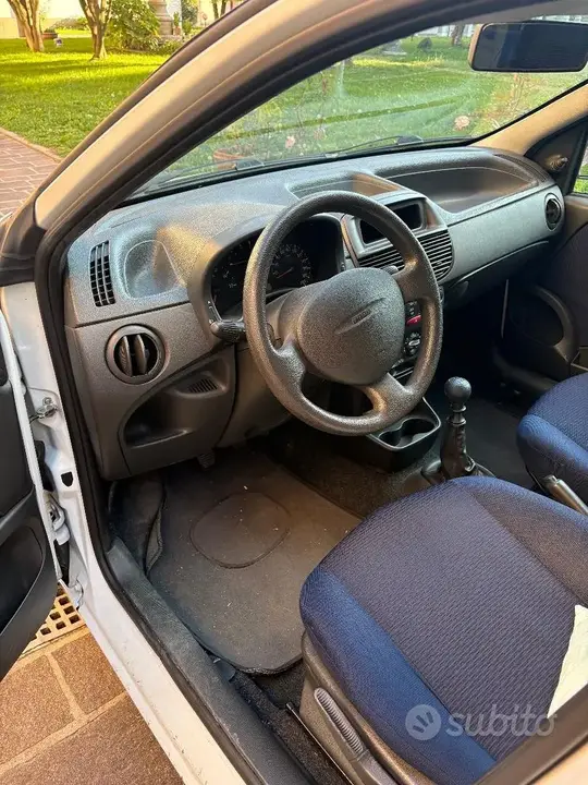 Fiat Punto 2003 photo 2