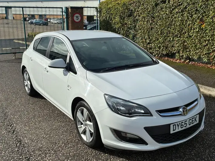 Vauxhall Astra 2015 photo 2