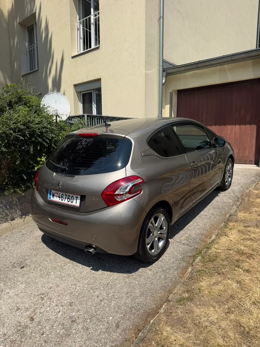 Peugeot 208 2012 photo 3