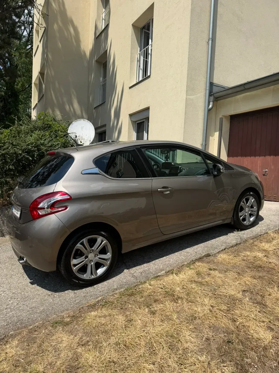 Peugeot 208 2012 photo 2