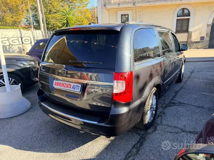 Lancia Voyager 2015 photo 3