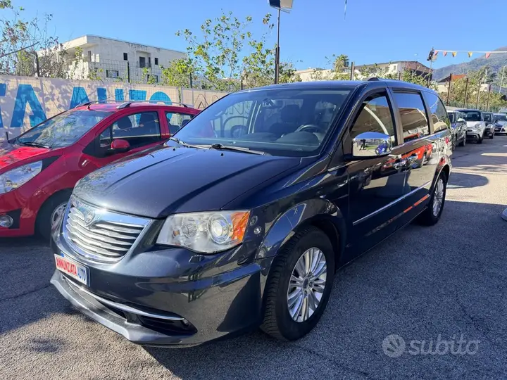 Lancia Voyager 2015 photo 2