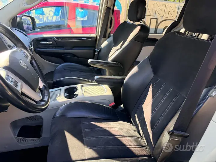 Lancia Voyager 2015 photo 5