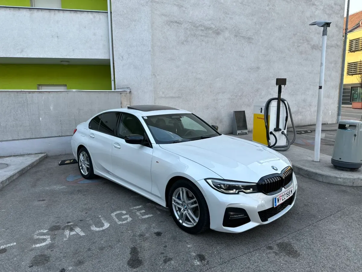 BMW 3 Series 2020 photo 2