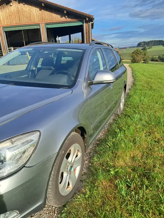 Skoda Octavia Combi 2013 photo 3