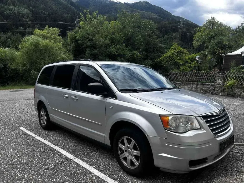 Chrysler Voyager 2011 photo 2