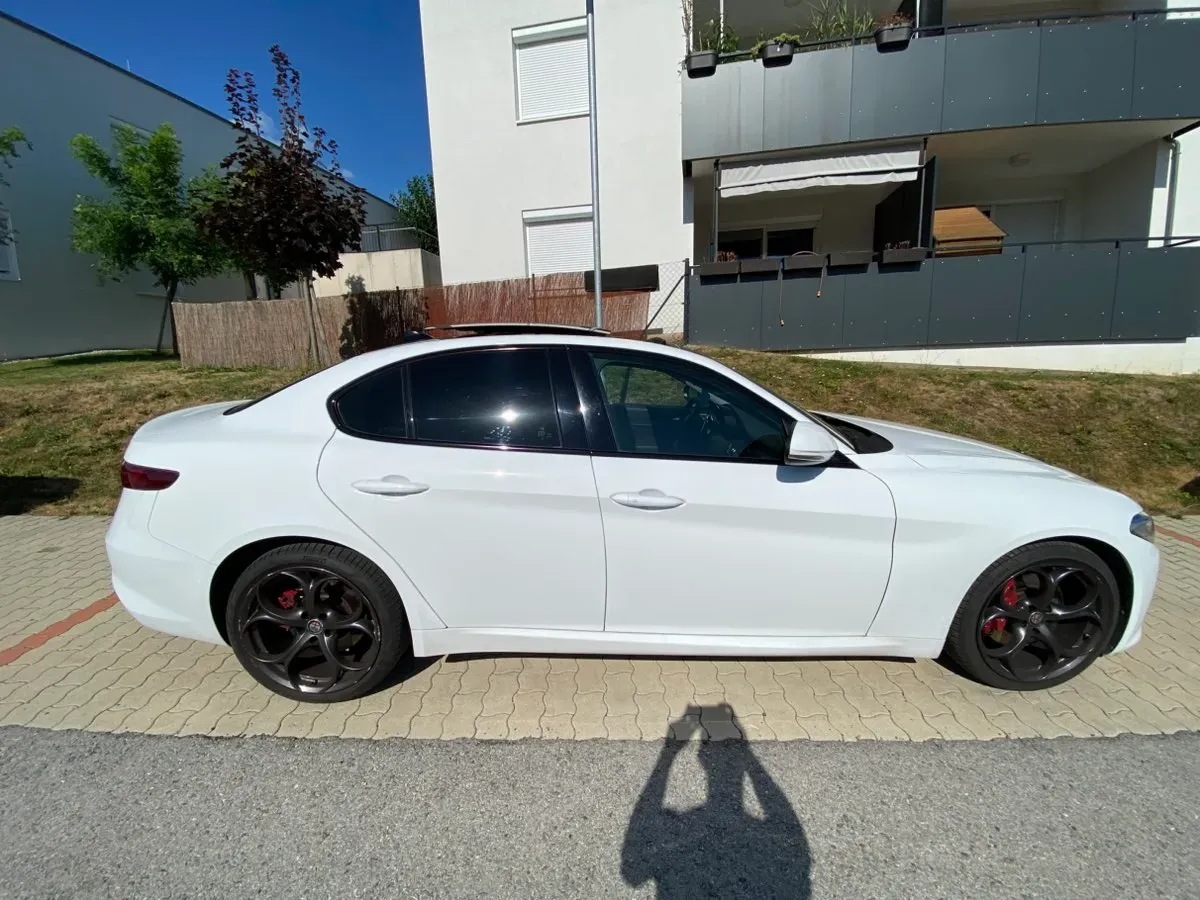 Alfa Romeo Giulia 2017 photo 2