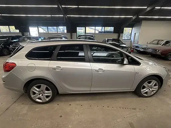 Opel Astra 2011 photo 4