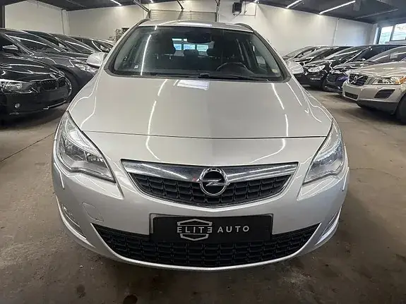 Opel Astra 2011 photo 2