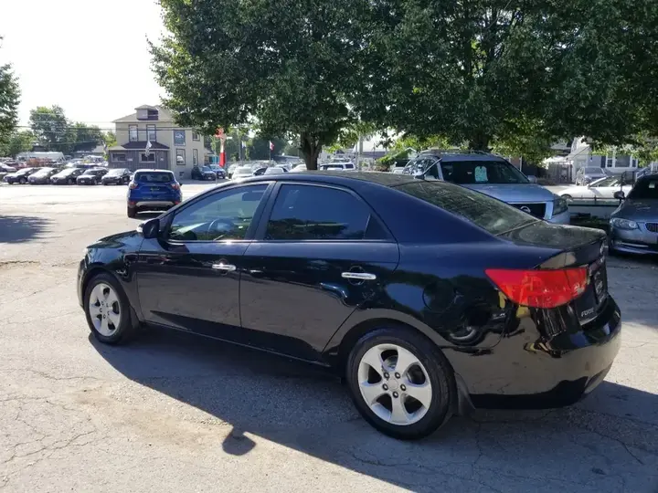 Kia Forte 2010 photo 2