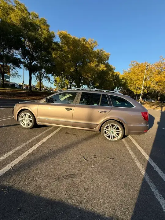 Skoda Superb 2011 photo 2