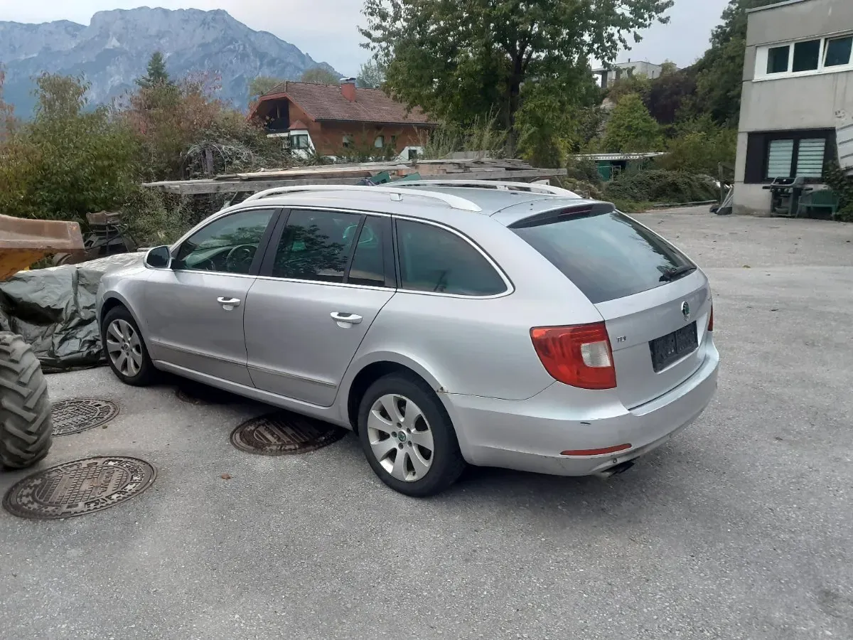 Skoda Superb 2012 photo 2