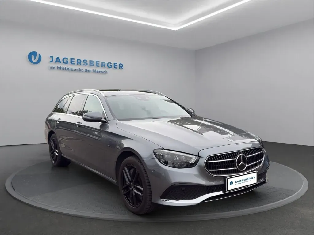 Mercedes-Benz E-Class 2022 photo 3