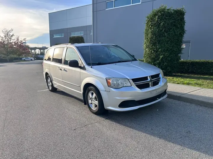 Dodge Grand Caravan 2011 photo 2