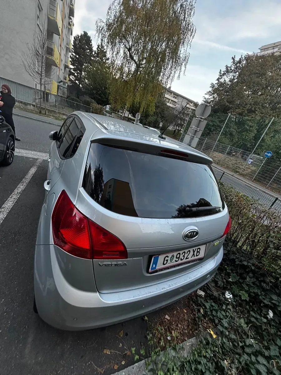 Kia Venga 2011 photo 2