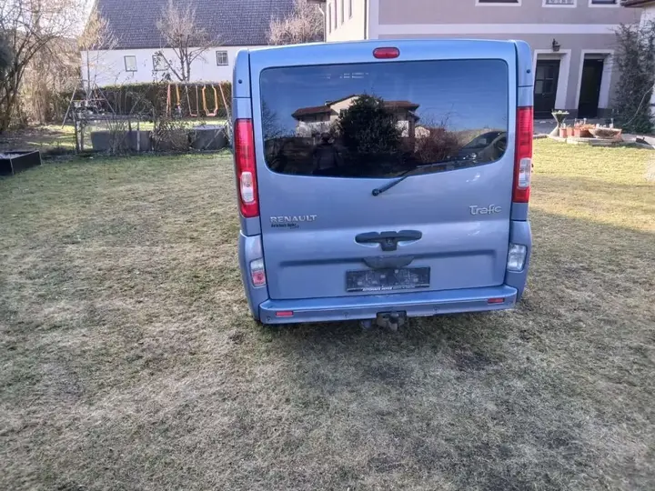 Renault Trafic 2011 photo 2