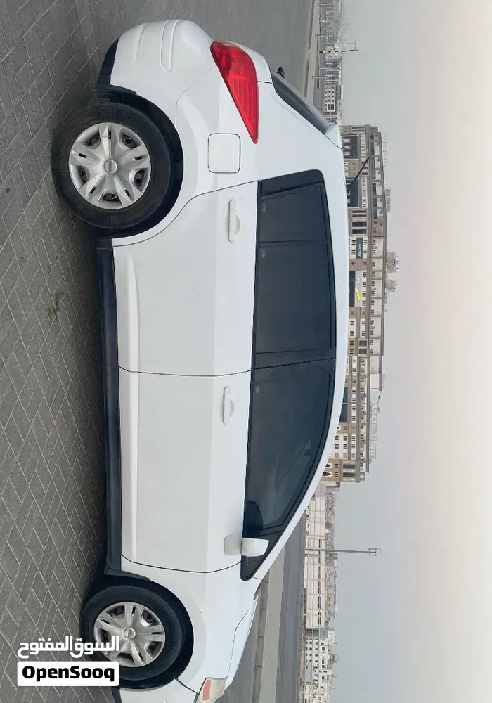 Nissan Versa 2011 photo 3