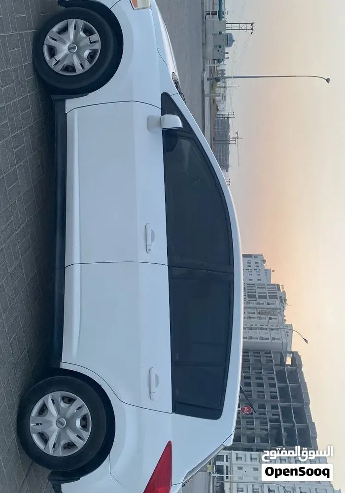 Nissan Versa 2011 photo 2