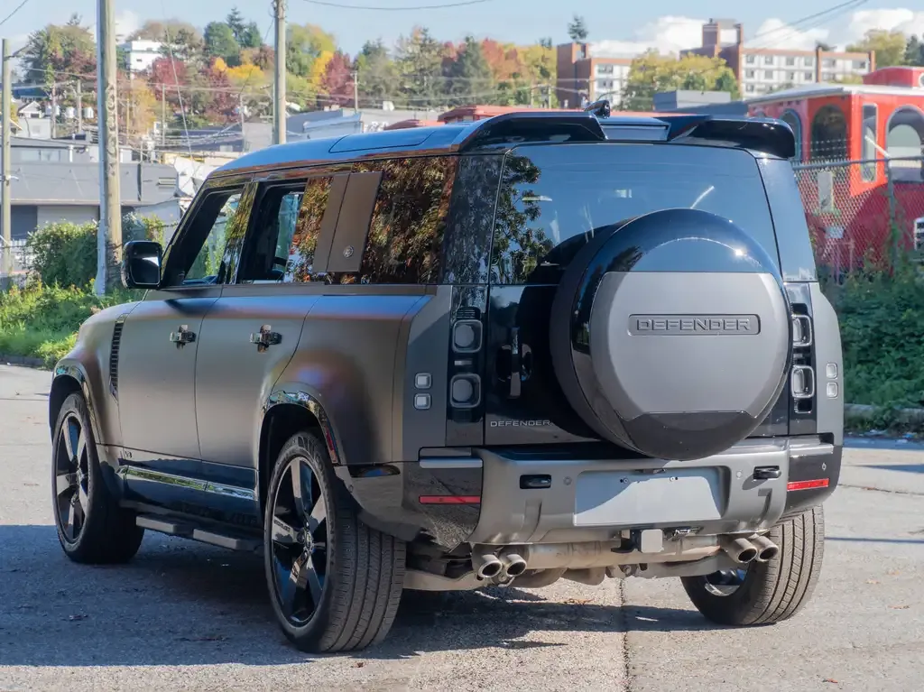 Land Rover Defender 2024 photo 2