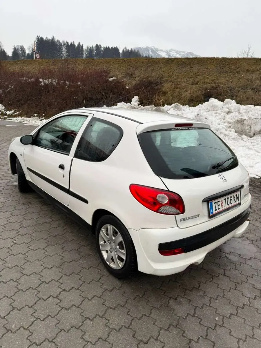 Peugeot 206 2011 photo 3