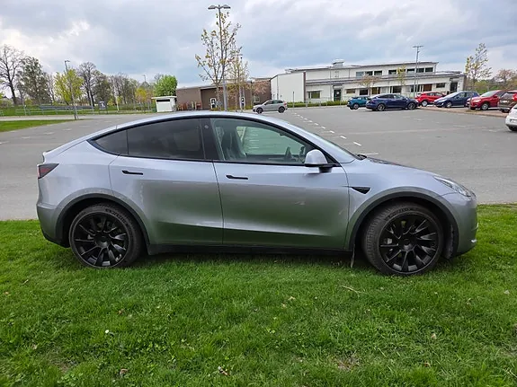 Tesla Model Y 2023 photo 2