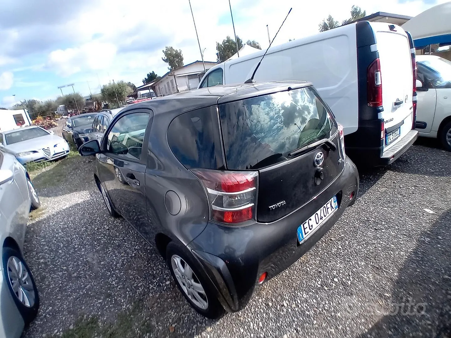 Toyota Iq 2011 photo 2