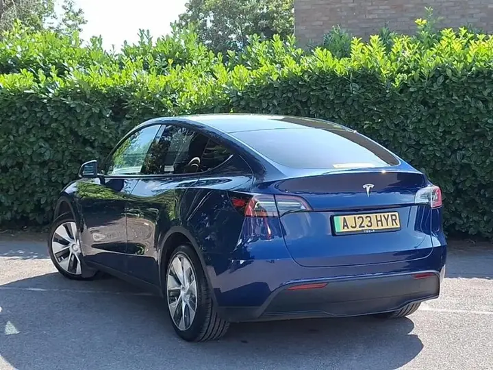 Tesla Model Y 2023 photo 2