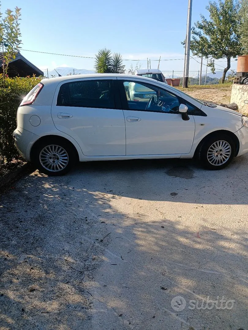 Volkswagen Polo 2011 photo 2