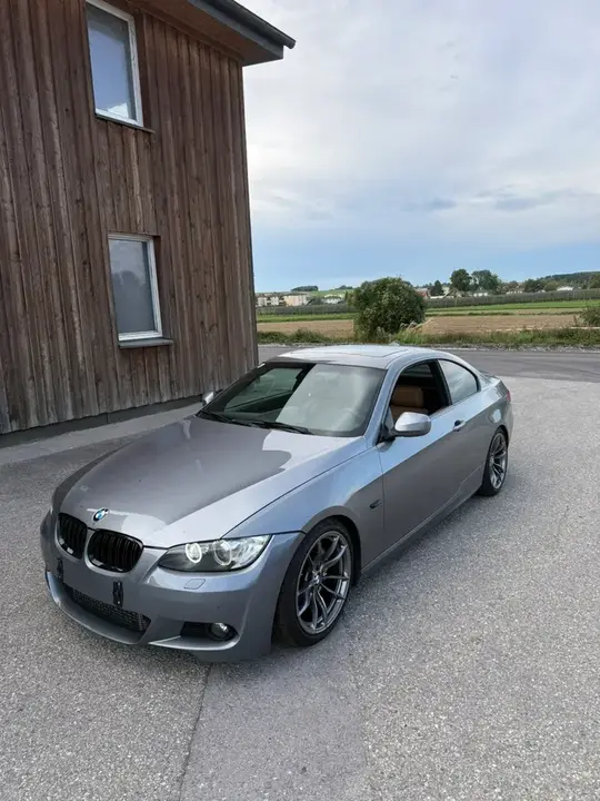 BMW 3 Series 2010 photo 2