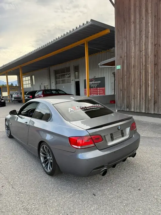 BMW 3 Series 2010 photo 3